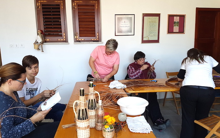 steklenice-so-opletene-