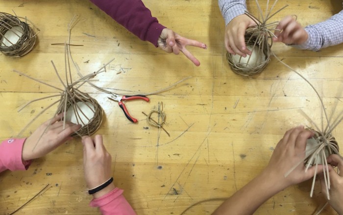 z-otroki-smo-spletli-ptičje-hiške-