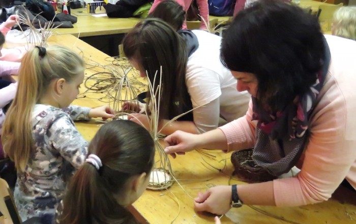 z-otroki-smo-spletli-ptičje-hiške-