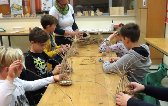 z-otroki-smo-spletli-ptičje-hiške-