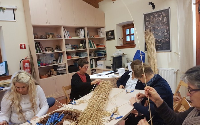 pletli-smo-slamnate-peharje-