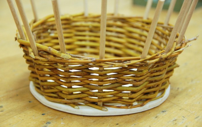 pletenje-košar-z-osnovnošolci-