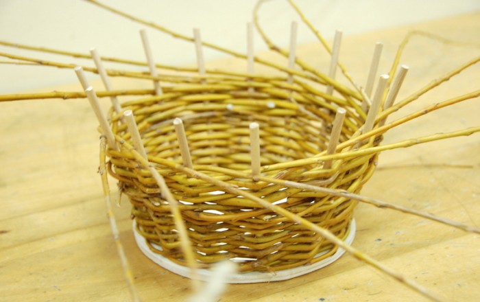 pletenje-košar-z-osnovnošolci-