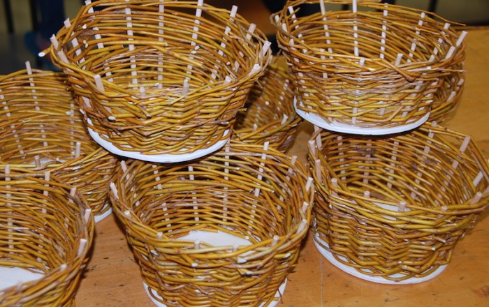 pletenje-košar-z-osnovnošolci-