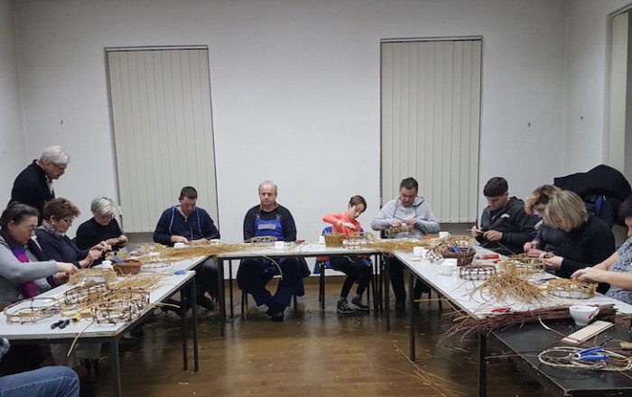 pletenje-kosar-na-taboru-