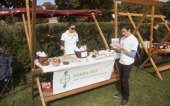 pisani-svet-med-belimi-konji-v-lipici-