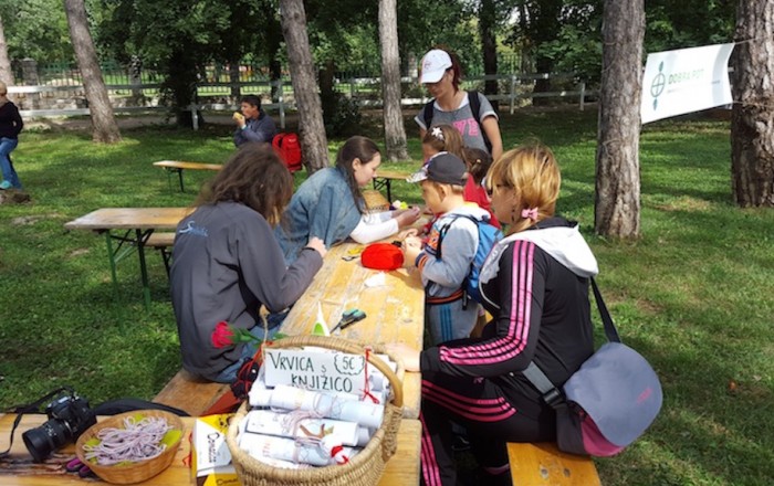 pisani-svet-med-belimi-konji-v-lipici-