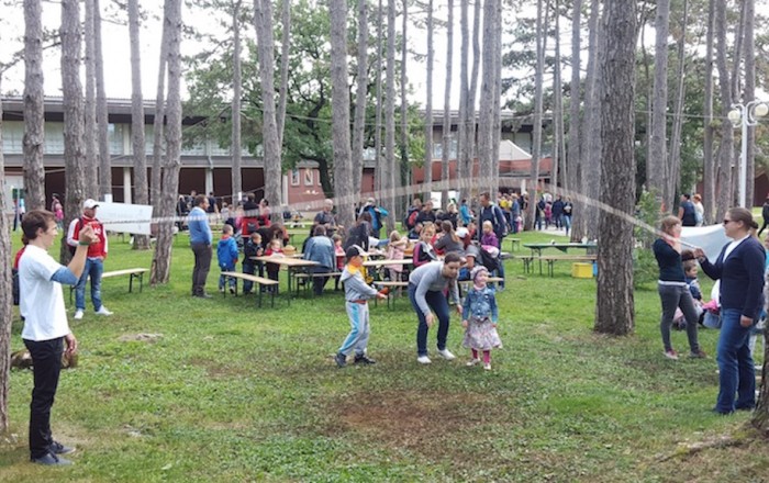 pisani-svet-med-belimi-konji-v-lipici-