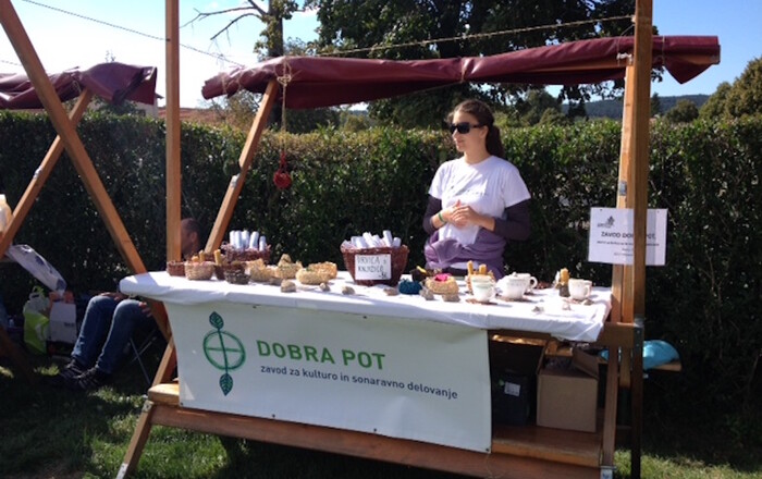 pisani-svet-med-belimi-konji-v-lipici-