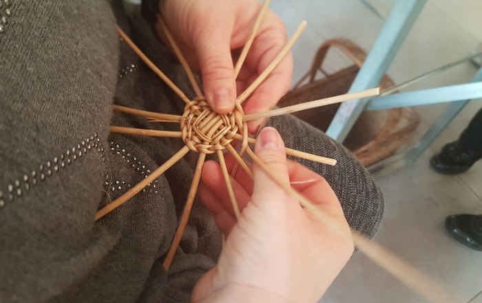 pletenje-kosar-v-svetem-