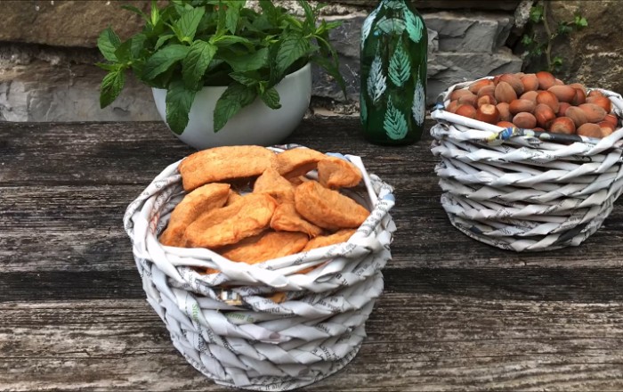 kosarica-iz-casopisnega-papirja-