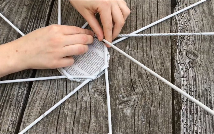 kosarica-iz-casopisnega-papirja-