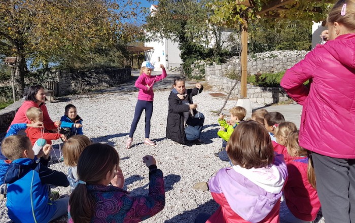 druženje-in-pletenje-košar-z-otroki-