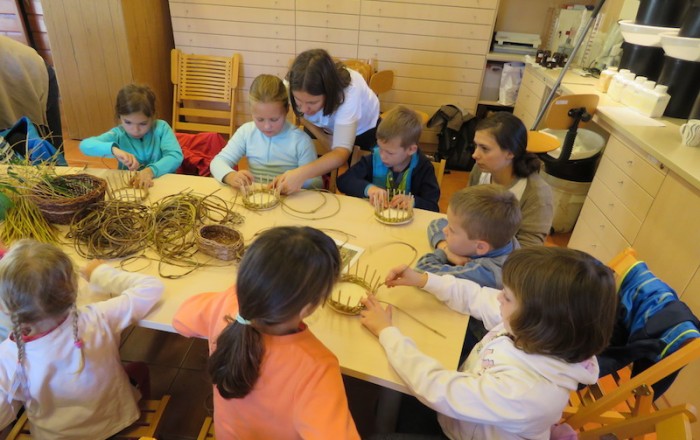 druženje-in-pletenje-košar-z-otroki-