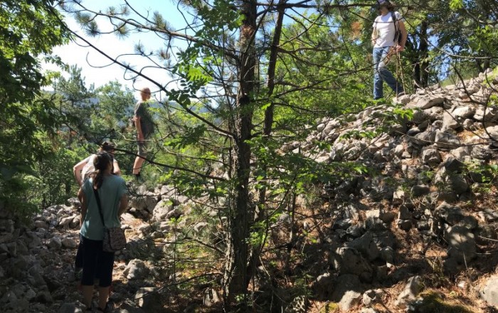 arheoloski-pohod-stari-grad-nad-famljami-