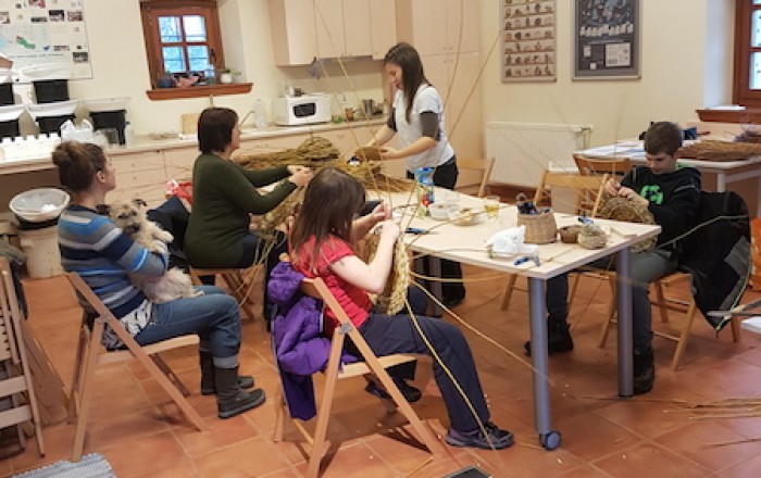 prvi-del-zimske-delavnice-pletenja-košar-