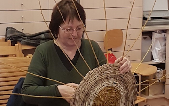 prvi-del-zimske-delavnice-pletenja-košar-