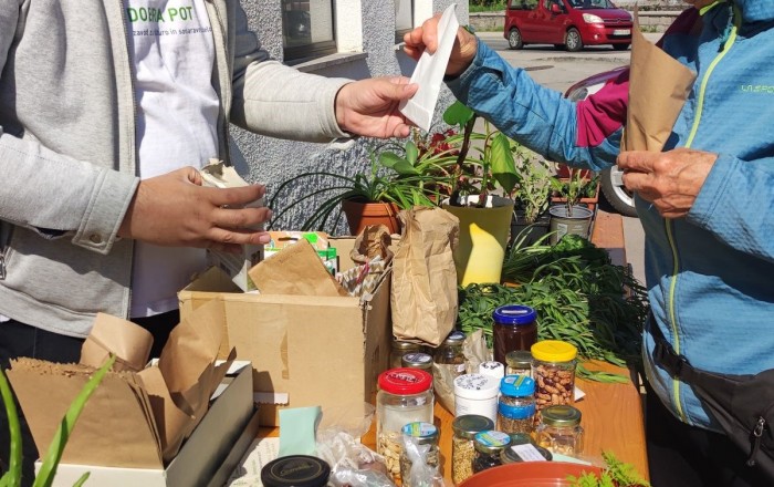 pomladni-rast-v-senozecah-