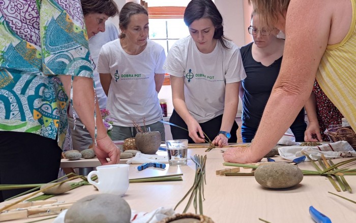 delavnica-pletenja-iz-locja-